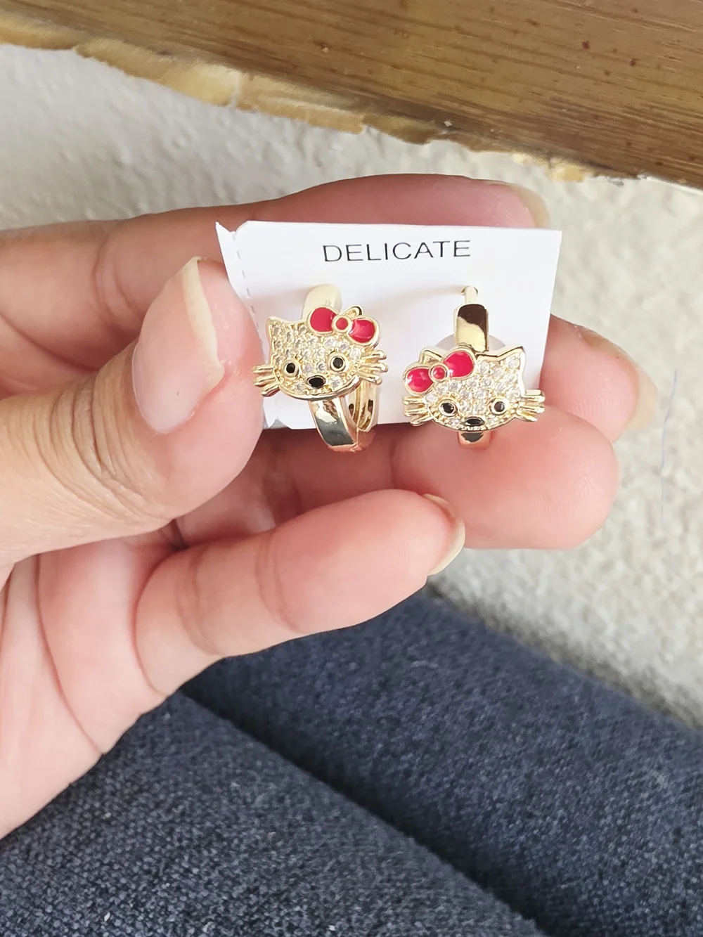 Pendientes de aro con cara de gato  con lazo rojo - Accesorios para niños